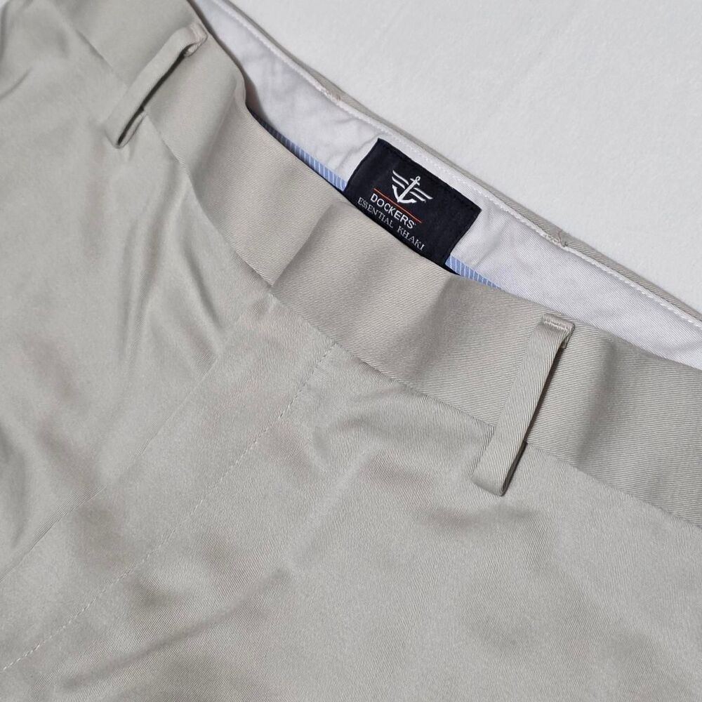 Dockers Essential Khaki Chino Pant men's 33/30 Classic Fit D3